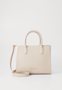 Borsa tote in pelle beige con doppi manici superiori e tracolla removibile. Accenti in logo dorato e superficie liscia. Chiusura con zip sulla parte superiore.