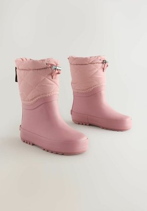 Różowe wodoodporne buty z pikowanym wykończeniem na górze, elastycznym sznurkiem, solidną gumową dolną częścią i teksturowaną podeszwą dla lepszej przyczepności.