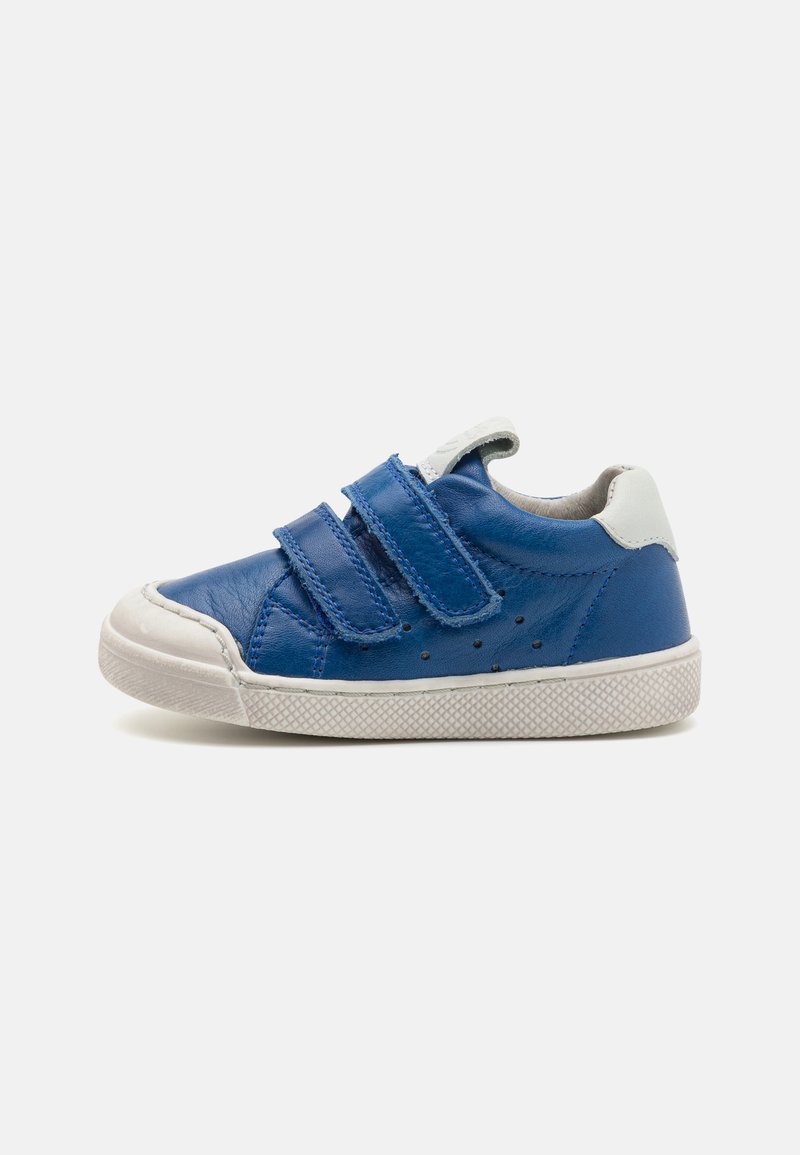 Blauwe leren sneaker met twee klittenbandsluitingen, witte rubberen zool en geperforeerde details aan de zijkant. Gladde textuur, laag profiel ontwerp.