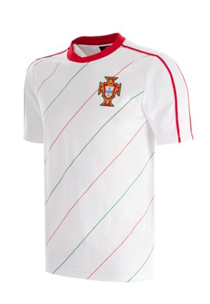 Wit sportshirt met rode kraag, rode schouderstrepen, diagonale groene en rode dunne lijnen en een schildembleem op de borst.