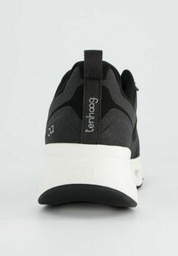 Černá sportovní bota s texturovaným svrškem, kontrastním designem paty a bílou podrážkou s jemným brandingem na patě.