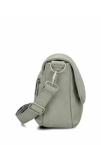 Borsa a spalla in pelle verde con superficie testurizzata, chiusura a pattina e regolatore della tracolla e accessori in metallo argentato.