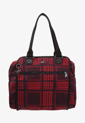 Sac à main rouge et noir à motifs avec deux poignées noires, poche avant zippée et un petit porte-clés singe attaché à la fermeture éclair.