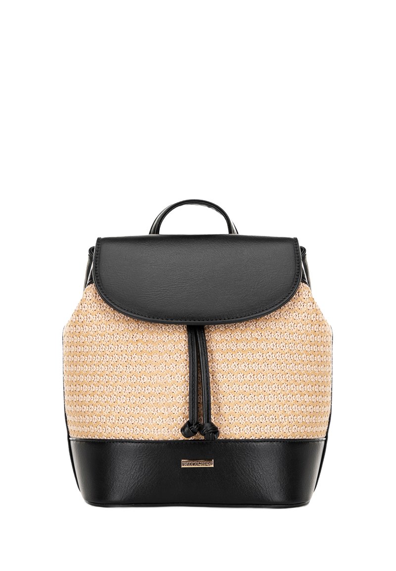 Mochila de cuero negro y tejido beige con solapa redondeada, correas ajustables, cordón frontal y pequeño logo en la base.