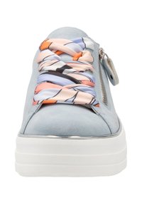 Sneaker en suede bleu clair avec des lacets en tissu multicolores, fermeture éclair argentée sur le côté, et une épaisse semelle en caoutchouc blanc. Conception sans couture à l'avant.