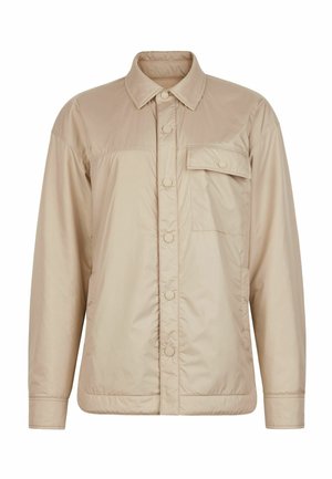 Veste matelassée beige à manches longues avec des boutons-pression à l'avant et une poche à rabat unique sur le côté gauche de la poitrine.