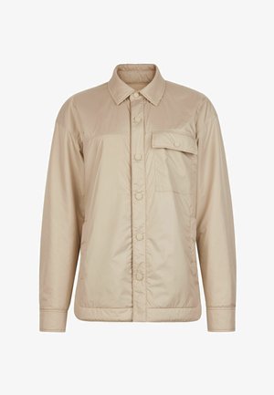 Beige lange mouw gewatteerde jas met drukknoopsluiting aan de voorkant en een enkele klepzak op de linkerborst.