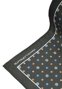Jedwabna poszetka w kolorze czarnym z kwiatowym wzorem, na którym znajdują się niebieskie i pomarańczowe kwiaty, otoczona białą ramką oraz logotypem.