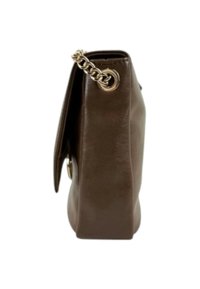 Braune Ledertasche mit glatter Textur, Seitenansicht zeigt einen Kettenriemen und einen abgerundeten Boden. Verfügt über einen Klappenverschluss.