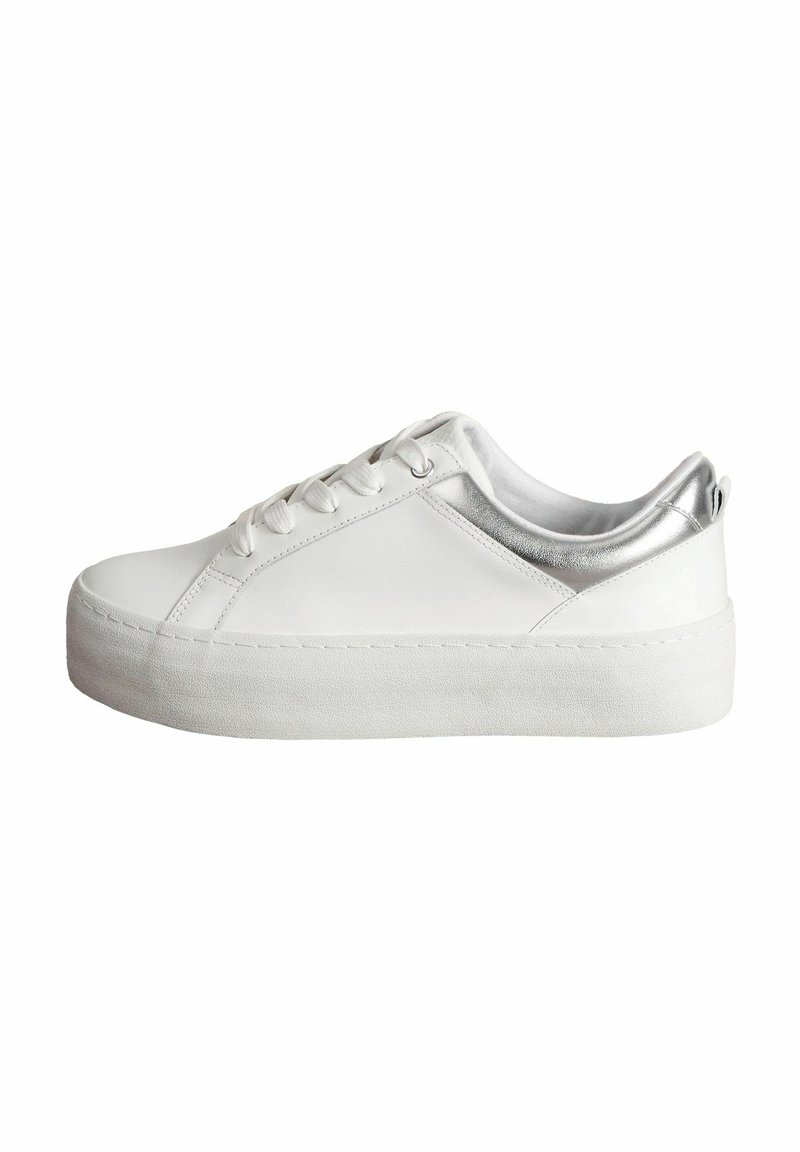 Adidași albi din piele cu o textură netedă, detalii metalice argintii pe toc și o talpă groasă albă. Design cu șireturi în față.