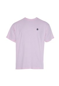 Camiseta de algodón de color rosa claro, con mangas cortas y cuello redondo. Presenta un pequeño logotipo negro en el lado izquierdo del pecho. Textura suave, ajuste relajado.