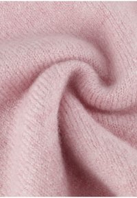 Blødt pink stof med et tekstureret, strikket mønster. Viser en let, fluffy udseende, der er karakteristisk for uld eller blandet materiale.