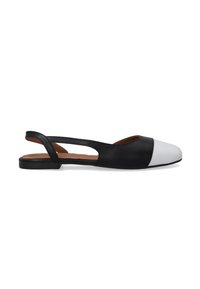 Slingback-Schuhe mit einem Obermaterial aus schwarzem Leder, einer weißen Lederzehenkappe, offenen Seiten und einer flachen schwarzen Sohle.