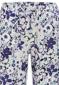 Floralbedruckte Schlafanzughose mit hellem Hintergrund. Verfügt über lila, blaue und schwarze Blumen. Elastischer Bund mit grauem Kordelzug.