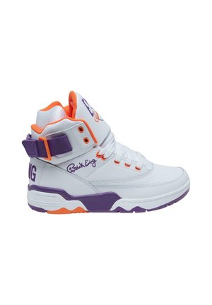 Białe skórzane sneakersy typu high-top z pomarańczowymi i fioletowymi akcentami, z perforowanym przodem, markowym paskiem i charakterystycznymi detalami.