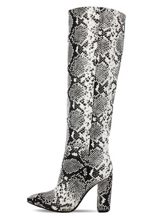 Stivali stiletto al ginocchio con stampa serpentone bianco e nero, finitura testurizzata e design a punta. Presentano un tacco a blocco spesso.