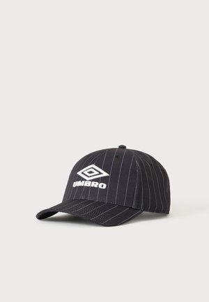 Черна бейзболна шапка на тънки райета с извита козирка и бяло лого на Umbro, бродирано на предния панел.