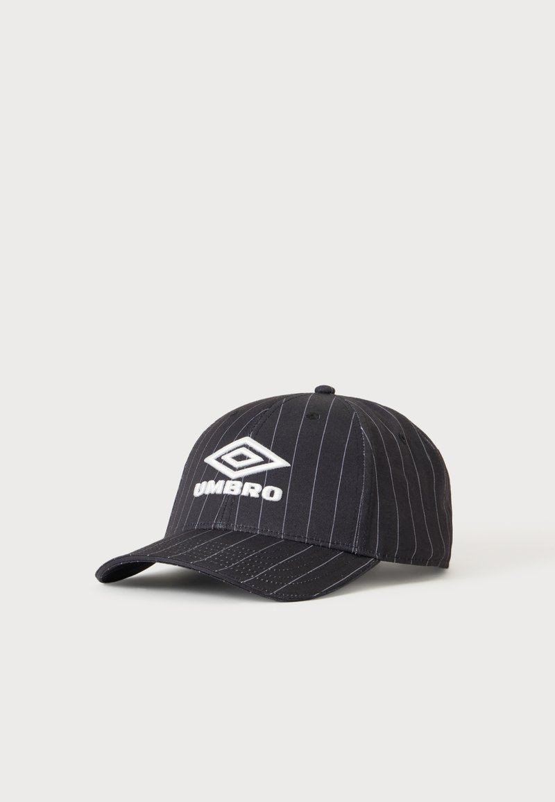 Черна бейзболна шапка на тънки райета с извита козирка и бяло лого на Umbro, бродирано на предния панел.