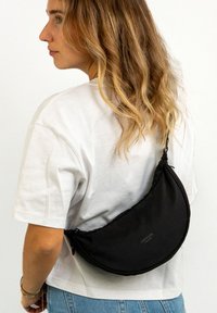Larkson - SOLVEIG SMALL HALF MOON  - Schoudertas - black Miniatuurafbeelding 1