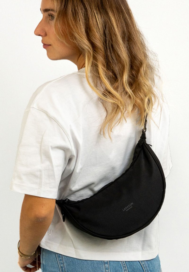Larkson - SOLVEIG SMALL HALF MOON  - Schoudertas - black, Vergroten