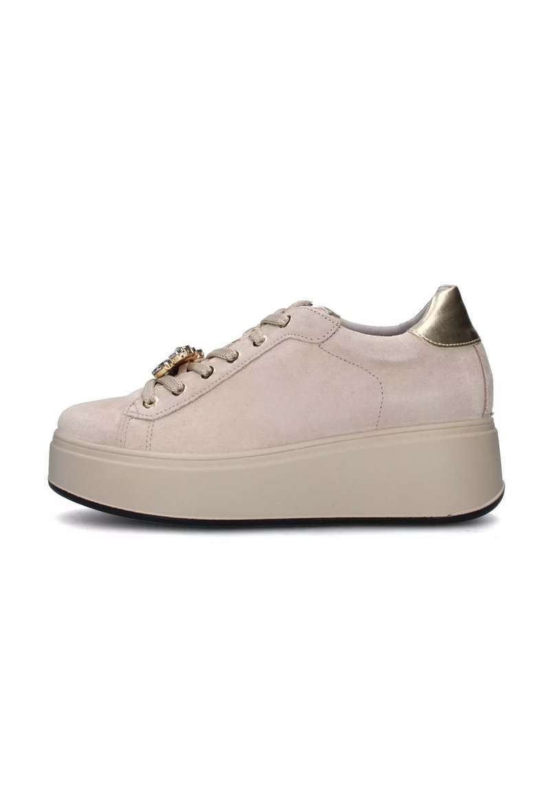 Sneaker beige in suede con suola a piattaforma, accent metallico dorato sul tallone e lacci decorativi. Texture liscia e design della punta arrotondata.