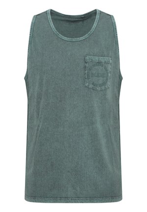 Top verde hecho de una tela suave, con un escote, costuras en los hombros y un pequeño bolsillo en el pecho con un detalle sutil de marca.