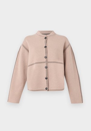 Cardigan en tricot beige à manches longues, avec des détails noirs brodés le long des coutures et six boutons noirs sur le devant.