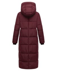 Lange, gevoerde burgundy jas met capuchon en gestikte quilt, weergegeven vanaf de achterkant, ontworpen voor koud weer.