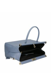 Bolso de cuero azul con un diseño estructurado, dos asas, herrajes en tono dorado y un interior negro espacioso que incluye bolsillos con cremallera y bolsillos deslizables.