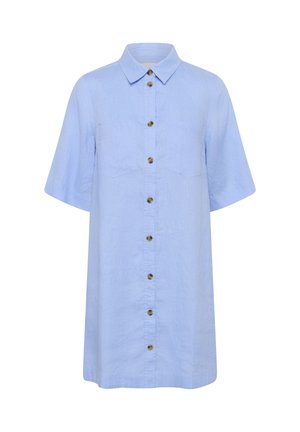 Rochie cămașă albastru deschis, până la genunchi, cu mâneci scurte, guler, nasturi în față și două buzunare la piept.