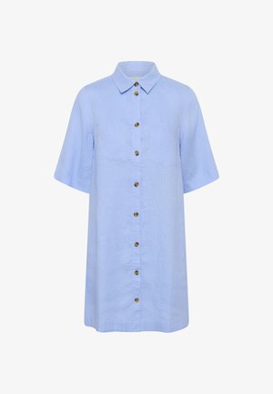 Rochie cămașă albastru deschis, până la genunchi, cu mâneci scurte, guler, nasturi în față și două buzunare la piept.