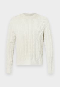 Pull en maille torsadée crème avec un col rond et des poignets et un ourlet côtelés. Le design texturé ajoute de la profondeur au tissu.