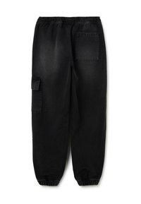 Zwarte denim cargo pants met een elastische tailleband, omslagranden, een zijzak en een achterzak. Soepele textuur en duurzaam materiaal.