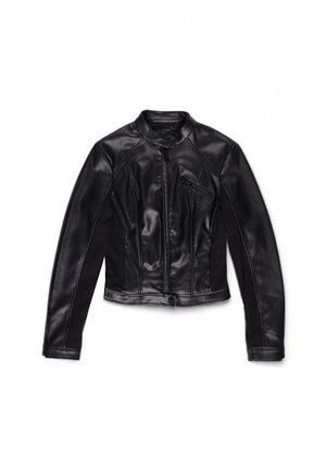 Giacca in pelle nera con un design aderente, colletto alto e tasca con zip sul petto. Presenta dettagli cuciti e un taglio corto.