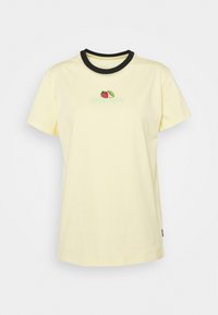 Żółta bawełniana koszulka z krótkim rękawem, czarnym dekoltem w serek oraz haftowanym wzorem owoców w kolorze zielonym i czerwonym na środku.