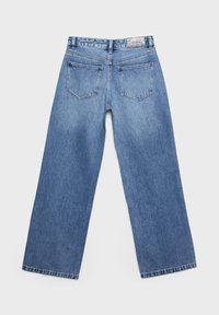 Ljust blå raka jeans, tillverkade av denim, med en klassisk femficksdesign, synlig sömnad och en etikett på midjebandet.