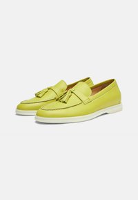 Gule læder loafers med frynse-detalje, hvid gummisål, syede accenter, glat tekstur og klassisk afrundet form.