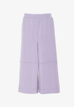 Szerokie liliowe spodnie o kroju kapri z elastycznym paskiem i widocznymi przeszyciami na przedzie i na dole nogawek.