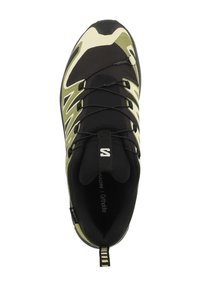 Scarpa sportiva nera e verde con tomaia in rete, punta arrotondata, suola in gomma e sistema di allacciatura integrato. Presenta una linguetta e un inserto sul tallone con marchio.
