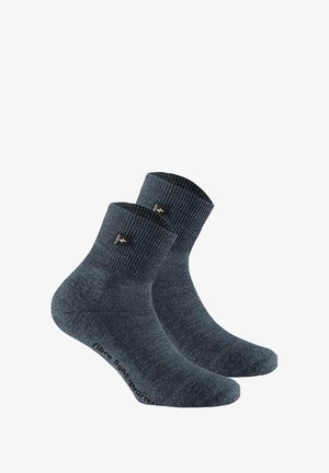 Calzini in cotone grigio scuro a tre quarti con risvolto a costine e texture liscia, caratterizzati da un piccolo etichetta nera sulla caviglia.