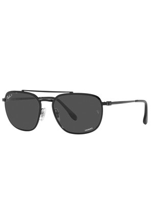 Occhiali da sole aviator neri con lenti scure, montatura in metallo sottile e nasalini regolabili, caratterizzati da un doppio ponte e tempie eleganti.