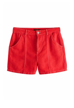 Rote Baumwollshorts mit Fronttaschen, Gürtelschlaufen, Knopfverschluss und sichtbaren weißen Nähten entlang der Nähte.