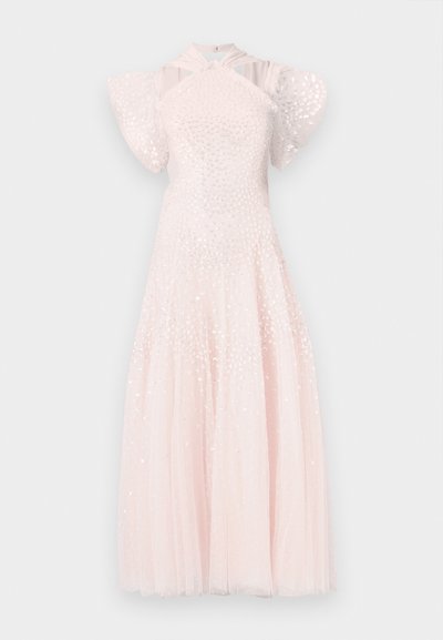 Hosszú rózsaszín ruha finom anyagból, pöttyös ujjakkal, magas nyakkal, flitteres díszítéssel és hullámos szoknyával.