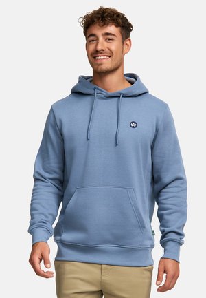 Felpa leggera blu con cappuccio in tessuto morbido, dotata di tasca frontale, cappuccio regolabile con lacci e un piccolo logo sul petto. Maniche lunghe con polsini a costine.