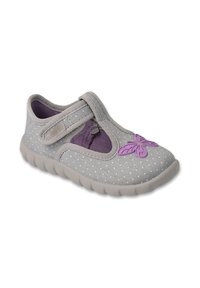 Szare buty z tkaniny w kropki, z elastycznym paskiem i akcentem w postaci fioletowego motyla. Gumowa podeszwa, zaprojektowana z myślą o wygodzie i elastyczności.