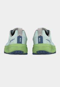 Ζευγάρι από αθλητικά παπούτσια σε ανοιχτό μπλε και πράσινο χρώμα με τις εμπορικές ονομασίες "ALTRA" και "GTR" να φαίνονται στο πίσω μέρος, εμφανιζόμενα από πίσω όψη.