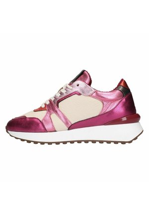 Niski sneaker z metalicznymi różowymi i kremowymi panelami, białymi sznurowadłami, grubą białą podeszwą i teksturowaną brązową podeszwą zewnętrzną widziany z boku.