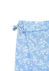 Gonna avvolgente di tessuto blu chiaro con motivo floreale bianco, caratterizzata da un dettaglio di legatura in vita e una texture morbida e liscia. Taglia esposta: S.