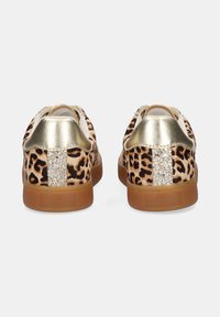 Zapatillas de leopardo con acentos metálicos dorados y una pestaña del talón brillante. Presentan una parte superior texturizada y una suela de goma marrón.