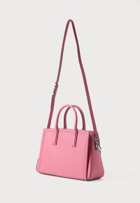 Ροζ δερμάτινη τσάντα χειρός με δύο άνω λαβές και μακρύ ρυθμιζόμενο ιμάντα, με δομημένο σχέδιο και ομαλή υφή.